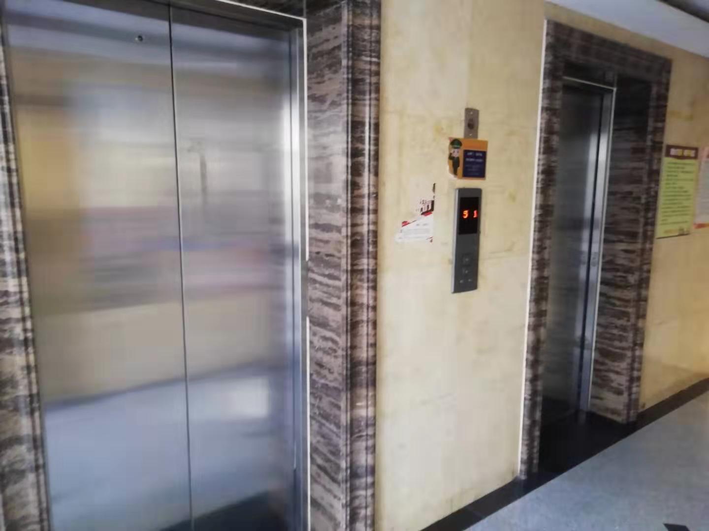 【阿曼寓所】小区有电梯吗?电梯有无专人维护?