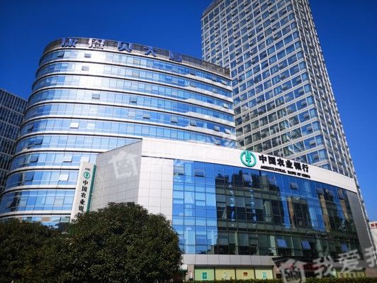 周边有多家银行如;中国银行民生银行、交通银行、工商银行、建设银行、杭
