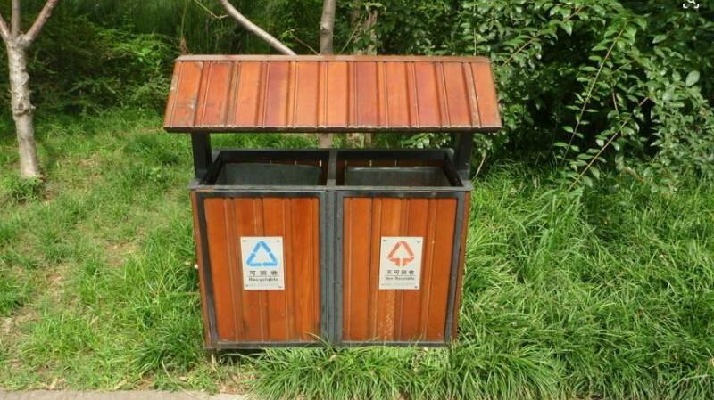小区垃圾桶充足,每个楼下都有垃圾桶