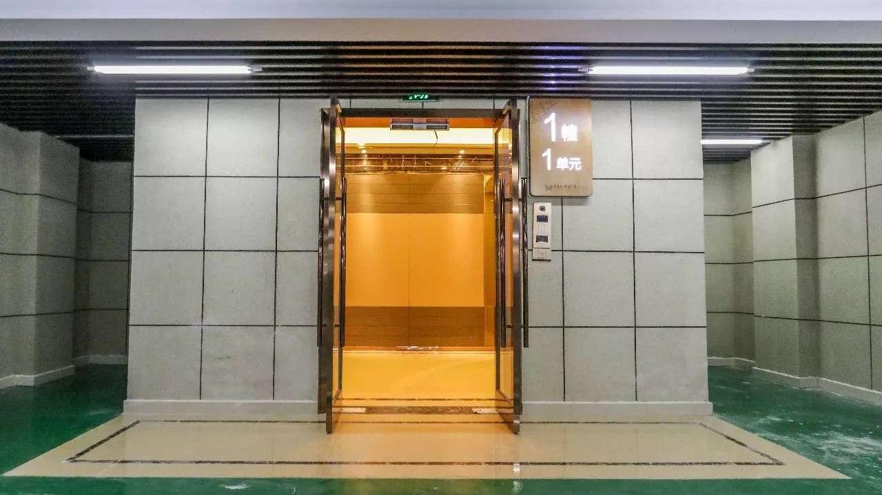车库电梯 坐电梯图片