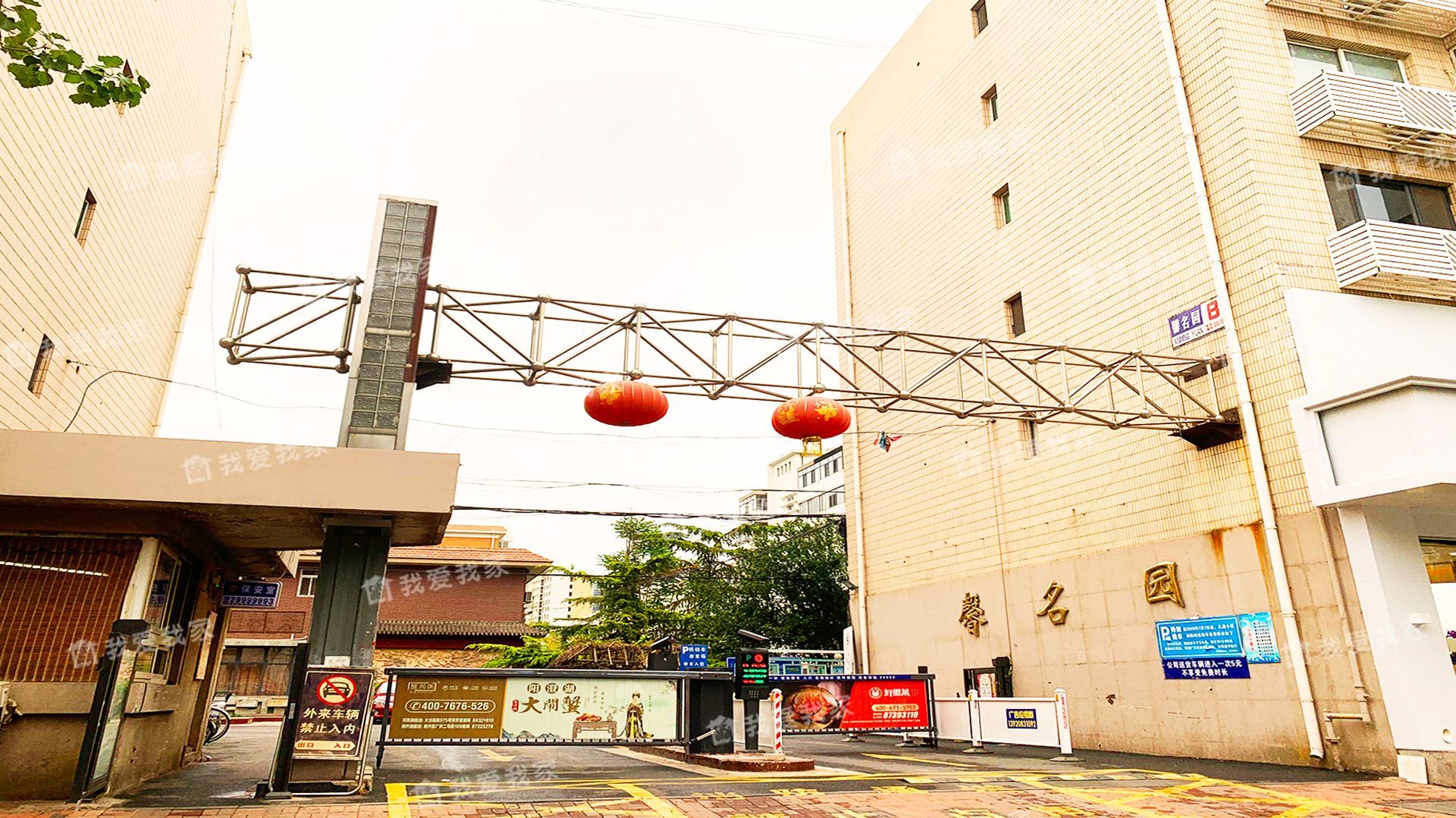 5分小区卫生维护良好,垃圾出楼,但清理频率不高,楼道内无杂物堆积,较