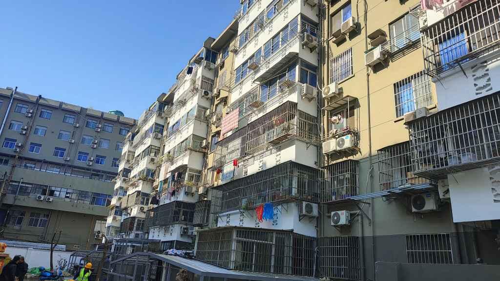 小区是90年代建成老小区,整体是楼梯房,没有电梯